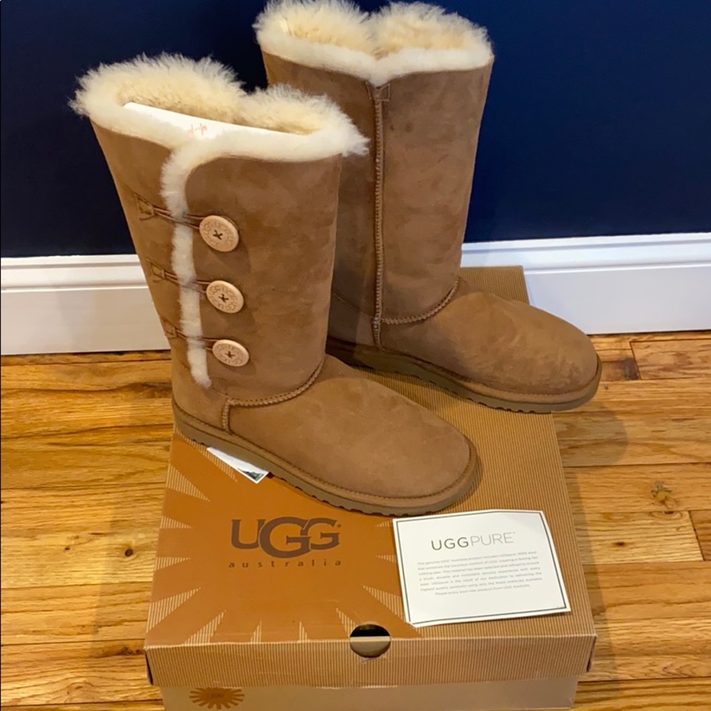 UGG Bailey Button Triplet Chestnut